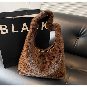 Vue détaillée du sac porté épaule en fausse fourrure léopard avec bordure en cuir