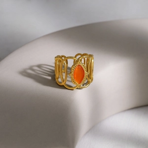 Anello geometrico placcato oro con gemma marquise arancione su base grigia