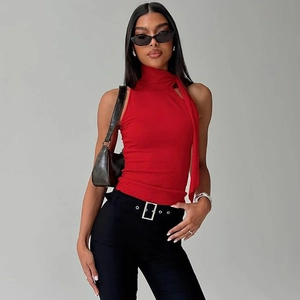 Detail eines roten Neckholder-Tops mit Stehkragen und Bindeband am Rücken für Damen
