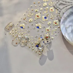 Detaillierte Goldfolien-Nagelaufkleber mit blauen Edelsteinen und böhmischen Mustern