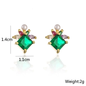Detailansicht der 1,4 cm x 1,1 cm großen Ohrringe mit grünem Edelstein und Perle