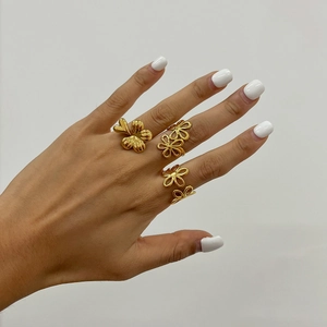 Detailed view of 18K gold plated hollow floral and clover adjustable open rings set