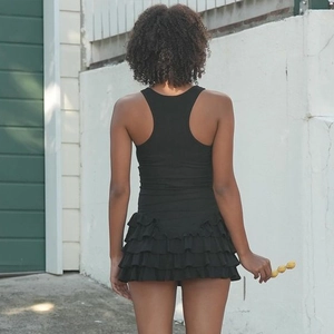 Détail du dos d'une robe noire à dos nageur avec ourlet à volants superposés