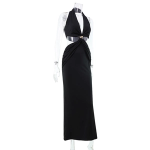Détail de la robe de soirée noire avec découpes à la taille et anneau métallique central