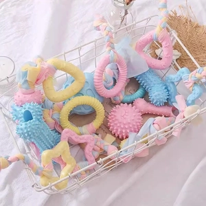 Détail de jouets pour animaux aux tons macarons avec anneaux en TPR et nœuds en coton