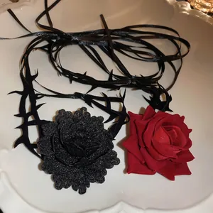 Gothic Rosen-Choker Halskette mit dornigen schwarzen Bändern und rot-schwarzen Blumenakzenten