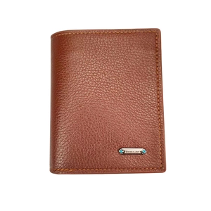 Cartera vertical de cuero marrón para hombre con textura de grano y logo metálico