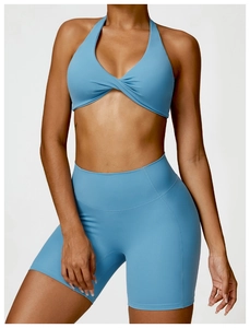 Gros plan du soutien-gorge de yoga bleu clair avec col licou torsadé et tissu respirant