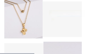 Détail de l'ensemble collier double rang en acier titane doré avec pendentif ange