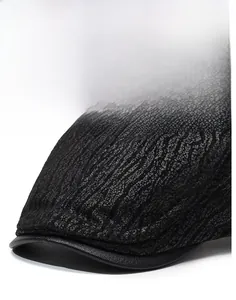 Détail de la visière en cuir PU vintage et du tissu texturé sur casquette plate