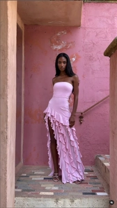Détail de la robe de soirée rose bustier avec volants et une fente latérale haute