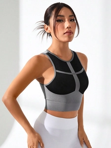 Dettaglio del reggiseno sportivo con cuciture grigie a contrasto e maglia traspirante