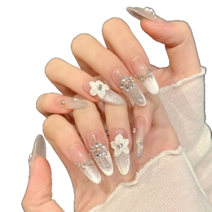 Faux ongles amande longue, effet œil de chat argenté, fleurs 3D et strass brillants