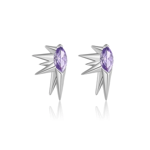 Vue macro de boucles d'oreilles pointues en argent avec cristaux violets de taille marquise