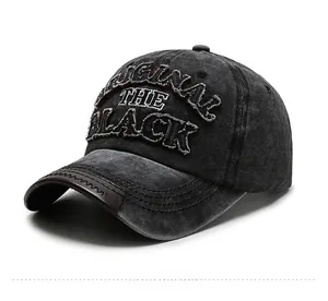 Détail d'une casquette vintage avec broderie 3D et visière en cuir marron