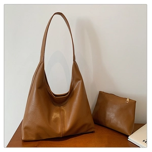 Borsa a spalla capiente in ecopelle marrone con astuccio interno coordinato