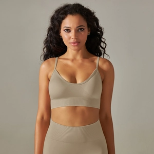 Dettaglio del set reggiseno sportivo e leggings yoga a costine senza cuciture kaki