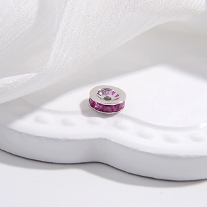 Dettaglio macro del distanziatore S925 in argento con zirconi viola per creazione gioielli