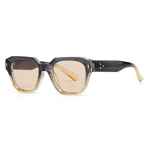 Retro Brille mit Farbverlauf, goldenen Sternnieten und hellbraunen Modegläsern