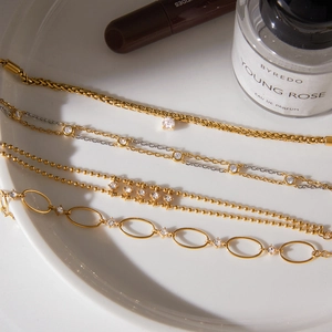 Dettaglio di catene placcate in oro 18 carati e argento con pietre di zircone lucide