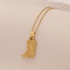 Collier en acier inoxydable doré avec pendentif botte de cow-boy orné d'étoiles et volutes