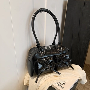 Sac à bandoulière noir brillant avec détails nœuds et grande capacité pour femme