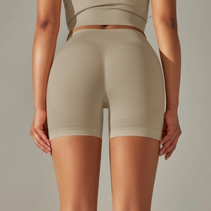 Détail du short de yoga sans couture taille haute avec effet push-up en kaki