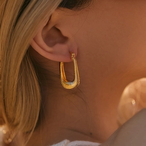 Retro 18K gold plated thick U-shaped hoop earrings with textured horizontal spiral grooves