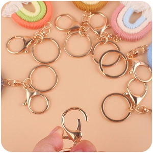 Detailansicht goldener Metall-Karabinerverschluss und Ring für den Regenbogen-Schlüsselanhänger
