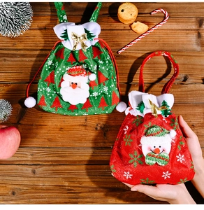 Details von Weihnachtsgeschenktüten aus Sackleinen mit 3D-Applikationen und Kordelzug