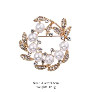 Detailed size view of the 4.2cm floral pearl brooch with weight at 12.8g