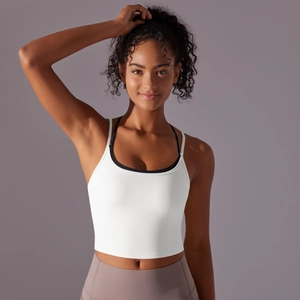 Détail d'une brassière de sport blanche avec doubles bretelles noires et blanches