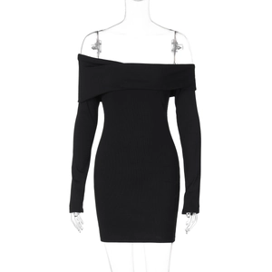 Detailaufnahme von schwarzem Strickkleid mit schulterfreiem Ausschnitt und langen Ärmeln