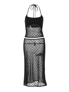 Détail du tissu en maille noire à pois sur le haut licou et la jupe longue