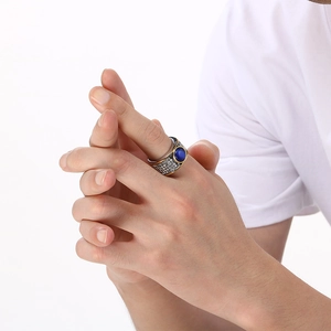 Bague hip hop pour homme en acier inoxydable avec saphir central et pavé de diamants