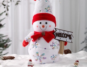 Dettaglio del pupazzo di neve di Natale con cappello rosso e cartello WELCOME su neve