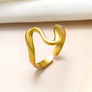 Bague ouverte en acier titane doré au design minimaliste de vagues torsadées