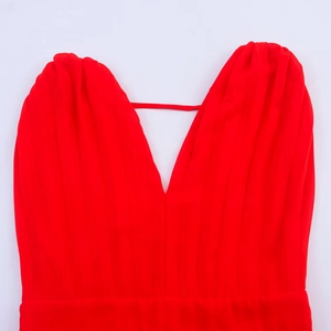 Robe midi rouge élégante avec col en V profond et détails plissés sophistiqués au buste