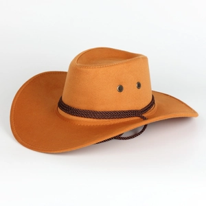 Dettaglio del cappello da cowboy arancione in finta pelle con cordino marrone