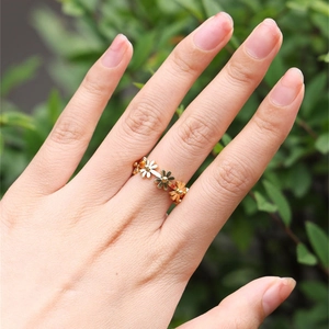 Fashionable daisy flower open ring in mixed gold and silver tones for women