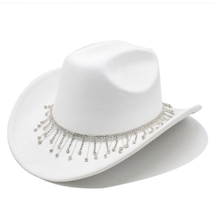 Détail d'un chapeau de cowboy en daim blanc pour mariée avec franges en strass
