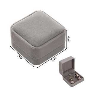Close-up of a 7x7x4cm dark gray velvet jewelry box with detailed size annotations