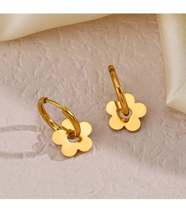 Détail de boucles d'oreilles fleur en acier inoxydable plaqué or 18 carats sur soie