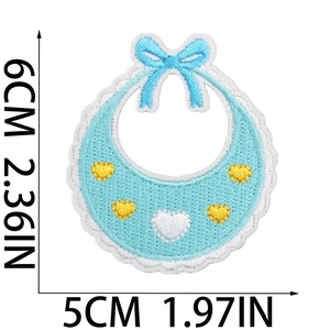 Dettaglio toppa ricamata a forma di bavaglino blu con cuori, misura 6cm x 5cm per neonati
