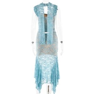 Détail d'une robe en dentelle bleu clair avec rubans au dos et ourlet sirène élégant