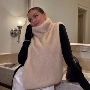 Gilet chic beige en fausse fourrure à col montant sans manches avec texture mohair douce