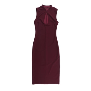Détail de la robe sans manches bordeaux avec découpe évidée et col montant élégant