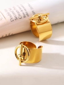 Detalle macro de anillos de acero inoxidable bañados en oro 18k con hebilla OT brillante