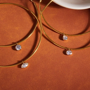 Gros plan détaillé de colliers dorés minimalistes avec pendentifs en zircon étincelant