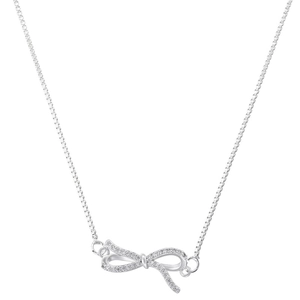 Detailopname van strikhanger met glanzende zirkonia aan een fijne box-schakelketting